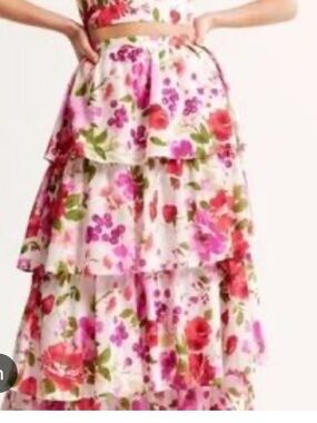 This Abercrombie & Fitch 💐🌸  NWOT floral ruffle Tiered Maxi Skirt
